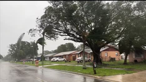 Sturmschaden-Infolge-Der-Starken-Winde,-Des-Tropischen-Wetters-Und-Der-Naturkatastrophe-Des-Hurrikans-Ian-In-Bradenton,-Florida