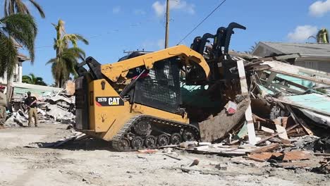 El-Equipo-Del-Escuadrón-De-Caballos-Rojos-202-De-La-Guardia-Nacional-Aérea-Limpia-Los-Daños-Causados-Por-La-Tormenta-Del-Huracán-Ian,-Ft-Myers-Beach,-Florida