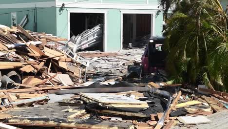 El-Equipo-Del-Escuadrón-De-Caballos-Rojos-202-De-La-Guardia-Nacional-Aérea-Limpia-Los-Daños-Causados-Por-La-Tormenta-Del-Huracán-Ian,-Ft-Myers-Beach,-Florida