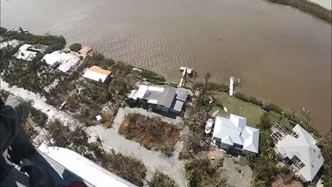 Helicóptero-De-La-Tripulación-De-La-Guardia-Costera-Estadounidense-Sobre-Los-Barrios-De-La-Isla-Dañados-Por-La-Tormenta-El-Huracán-Ian-Cerca-De-La-Playa-De-Fort-Myers,-Florida