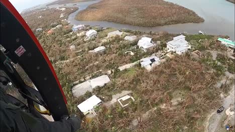 Helicóptero-De-La-Tripulación-De-La-Guardia-Costera-Estadounidense-Sobre-Los-Barrios-De-La-Isla-Dañados-Por-La-Tormenta-El-Huracán-Ian-Cerca-De-La-Playa-De-Fort-Myers,-Florida