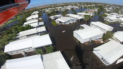 Operación-De-Rescate-De-Tripulaciones-Aéreas-De-Delfines-Mh-65-De-La-Guardia-Costera-Estadounidense-Cerca-De-Sanibel,-Florida,-Tras-La-Tormenta-Del-Huracán-Ian