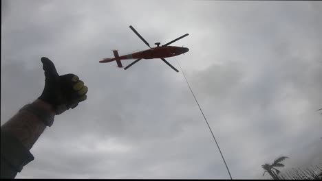 Operación-De-Rescate-De-Tripulaciones-Aéreas-De-Delfines-Mh-65-De-La-Guardia-Costera-Estadounidense-Cerca-De-Sanibel,-Florida,-Tras-La-Tormenta-Del-Huracán-Ian