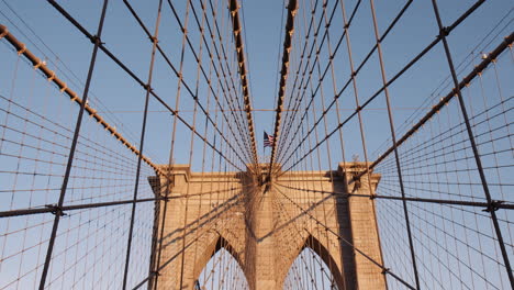 Estancias-Diagonales-Y-Cables-De-Suspensión-Verticales-Del-Famoso-Puente-De-Brooklyn-En-Nueva-York,-Estados-Unidos