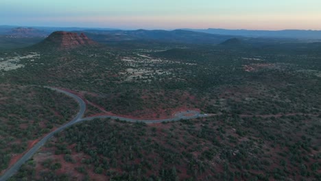 Aerie-Trailhead-In-Sedona,-Arizona,-USA-Mit-Doe-Mountain-Im-Hintergrund