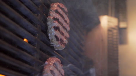 Hamburguesas-A-La-Parrilla-Con-Una-Gran-Llama-En-Cámara-Lenta