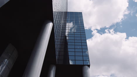 Dolly-Delante-De-Las-Nubes-Que-Se-Reflejan-En-Un-Rascacielos-De-Cristal-En-Rotterdam