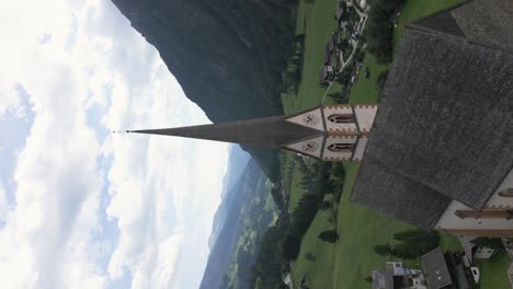 Clip-De-Dron-Vertical---Cierre-En-Una-Hermosa-Iglesia-En-Los-Alpes-Austriacos