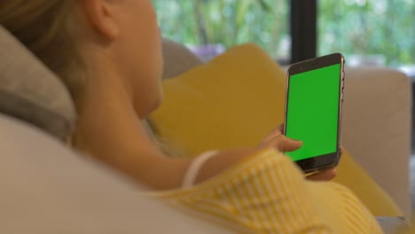 Nahaufnahme-Einer-Frau,-Die-Smartphone-Greenscreen-Chroma-Key-Greenscreen-Hält-Und-Soziale-Medien-Teilt