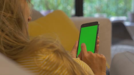 Blonde-Schöne-Frauen-Mit-Ihrem-Greenscreen-Auf-Dem-Sofa