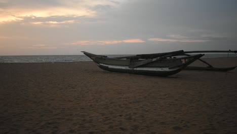 Traditionelles-Fischerboot-Am-Strand-Bei-Sonnenuntergang-In-Sri-Lanka