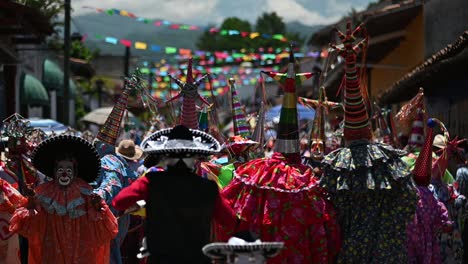 Bailarines-Mexicanos-Son-Llamados-Payasos-O-Tocotines-Es-Una-Forma-Religiosa-De-Celebrar-A-Santa-Maria-Magdalena-En-Su-Fiesta-Patronal-En-Xico-Veracruz-Mexico
