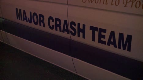 Nahaufnahme-Des-Zeichens-Eines-Großen-Crash-Team-Vans-Mit-Reflektierenden-Polizeilichtern