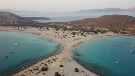 Drone-Aéreo-Grecia.-Playa-Estrecha-Elafonissi,-Tiro-Panorámico