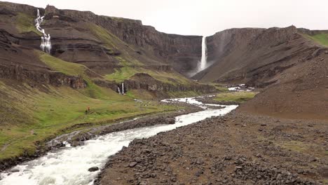 Cascada-Hengifoss-En-Islandia-Durante-El-Tiempo-Nublado-Y-El-Río-Stekkalaekur-Como-Tiro-Estático