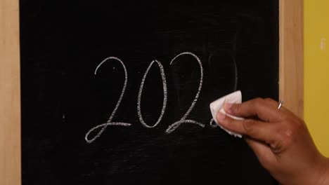 Alguien-Borró-El-Número-2022-En-La-Pizarra-Y-Luego-Lo-Reemplazó-Con-El-Número-2023