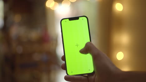 Nahaufnahme-Des-Handscrollens-Auf-Dem-IPhone-13-Pro-Mit-Chroma-Key-Hintergrund