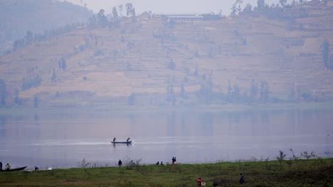 Boot-Auf-Einem-Wunderschönen-See-In-Ruanda,-Afrika