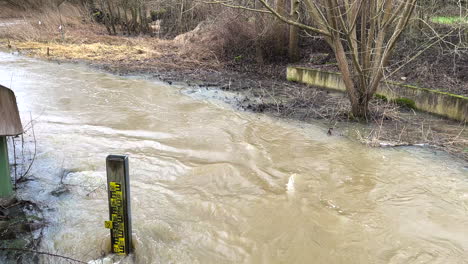 El-Nivel-Del-Agua-Se-Puede-Leer-En-Un-Indicador-De-Nivel-De-Agua-Colocado-En-El-Río