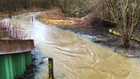 Der-Wasserstand-Kann-An-Einem-Im-Fluss-Angebrachten-Wasserstandsmesser-Abgelesen-Werden