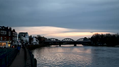 Vista-Nocturna-Del-Puente-Barnes,-Londres,-Reino-Unido