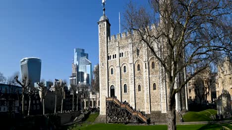 A-Close-View-of-The-Tower-of-London-and-City-of-London,-United-Kingdom