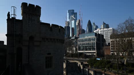 Vista-Hacia-La-Ciudad-De-Londres-Desde-El-Interior-De-La-Torre-De-Londres,-Reino-Unido