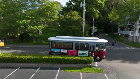 Trolebús-Turístico-Para-Visitar-Las-Atracciones-De-La-Pequeña-Ciudad-De-Kennebunkport-Maine