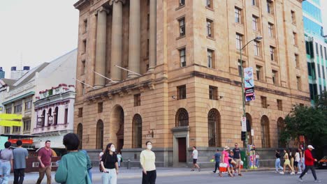 El-Exterior-Del-Edificio-Westpac-En-Queen-Street,-Ciudad-De-Brisbane,-Antiguo-Banco-De-Nueva-Gales-Del-Sur-Catalogado-Como-Patrimonio,-Tiro-Inclinado-Hacia-Arriba-Con-Movimiento-Manual