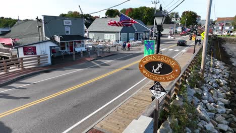 Bienvenido-Al-Cartel-De-Kennebunk-En-La-Plaza-Del-Muelle