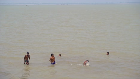 Spielende-Kinder-Im-Alluvium-Am-Ufer-Des-Ganges