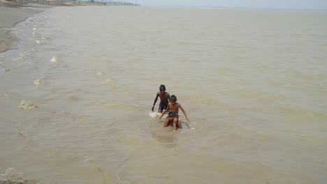 Spielende-Kinder-Im-Alluvium-Am-Ufer-Des-Ganges