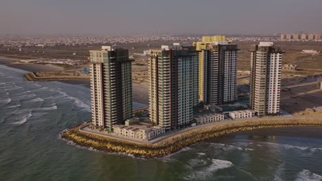 Luftaufnahme-Der-Neuen-Emaar-apartments-Am-Meer-In-Crescent-Bay,-Karachi