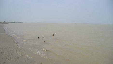 Niños-Jugando-En-El-Aluvión-A-Orillas-Del-Ganges