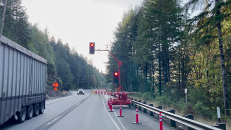 Obras-Viales,-Semáforo-En-Una-Carretera-De-Oregon-Durante-La-Reconstrucción