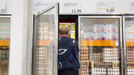 Verbraucher-Kauft-Eier-Bei-Costco