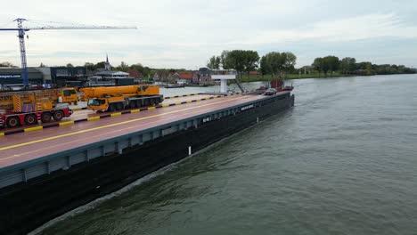 Vista-Aérea-De-La-Dinámica-Barcaza-Que-Transportaba-Vehículos-Pesados-A-Lo-Largo-De-Oude-Maas-A-Través-De-Zwijndrecht