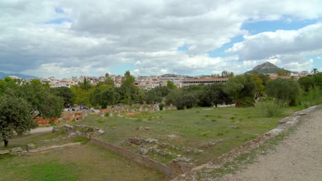 Caminando-En-El-Antiguo-ágora-De-Atenas