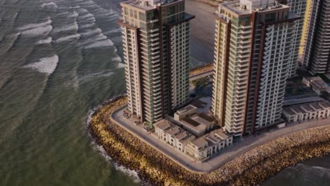 Vista-Aérea-De-Los-Nuevos-Apartamentos-Residenciales-Pearl-Towers-Ubicados-En-Crescent-Bay,-Karachi