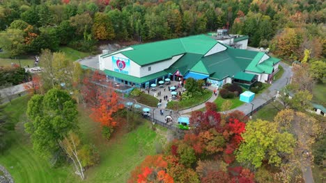 Luftaufnahmen-Von-Ben-Und-Jerrys-Eiscreme-Fabrik-Besichtigungsanlage