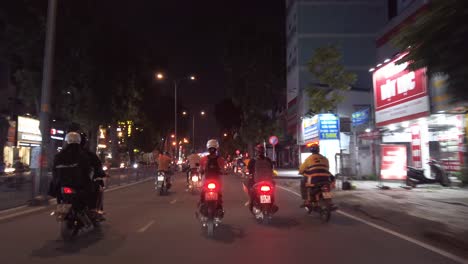 Tiro-De-Viaje-En-Motocicleta-Estabilizado-Por-La-Noche-En-La-Ciudad-De-Ho-Chi-Minh-O-Saigon,-Vietnam