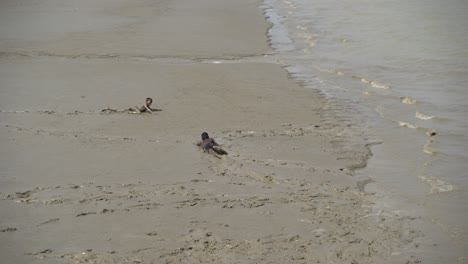 Spielende-Kinder-Im-Alluvium-Am-Ufer-Des-Ganges