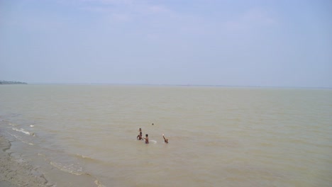 Niños-Jugando-En-El-Aluvión-A-Orillas-Del-Ganges