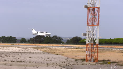 El-Aterrizaje-De-Un-Avión-Premier-1a-Desde-Jet-Pod-En-El-Aeropuerto-De-Faro-En-Portugal