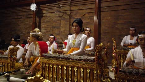 Indonesische-Schöne-Frauen-Spielen-Gamelan-musik-In-Bali,-Tempelzeremonie,-Asiatische,-Weibliche-Gruppe-Von-Musikern,-Balinesische-Kultur-Mit-Traditioneller-Hindu-kleidung-Und-Make-up