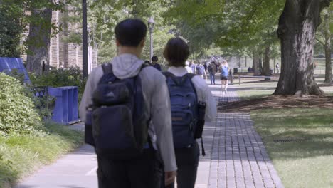 Studenten-Spazieren-Im-Herbst-über-Den-Belebten-Campus-Der-Duke-University