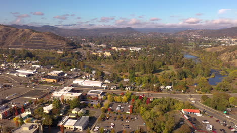 Umpqua-River-in-Roseburg,-Oregon