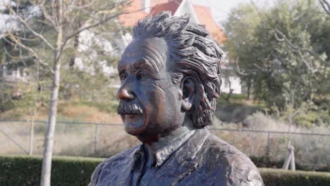 Estatua-De-Albert-Einstein-En-El-Barrio-De-La-Concesión-En-De-Haan,-Bélgica---Primer-Plano