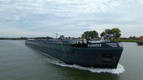 Südsee-Motortanker-Entlang-Der-Oude-Maas