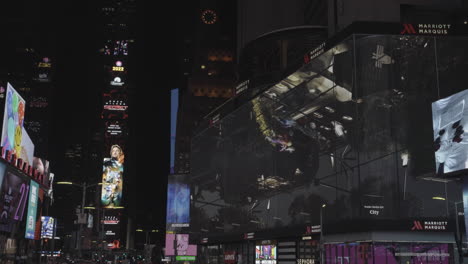 Static-shot-of-busy-Times-Square-in-New-York-at-night,-USA